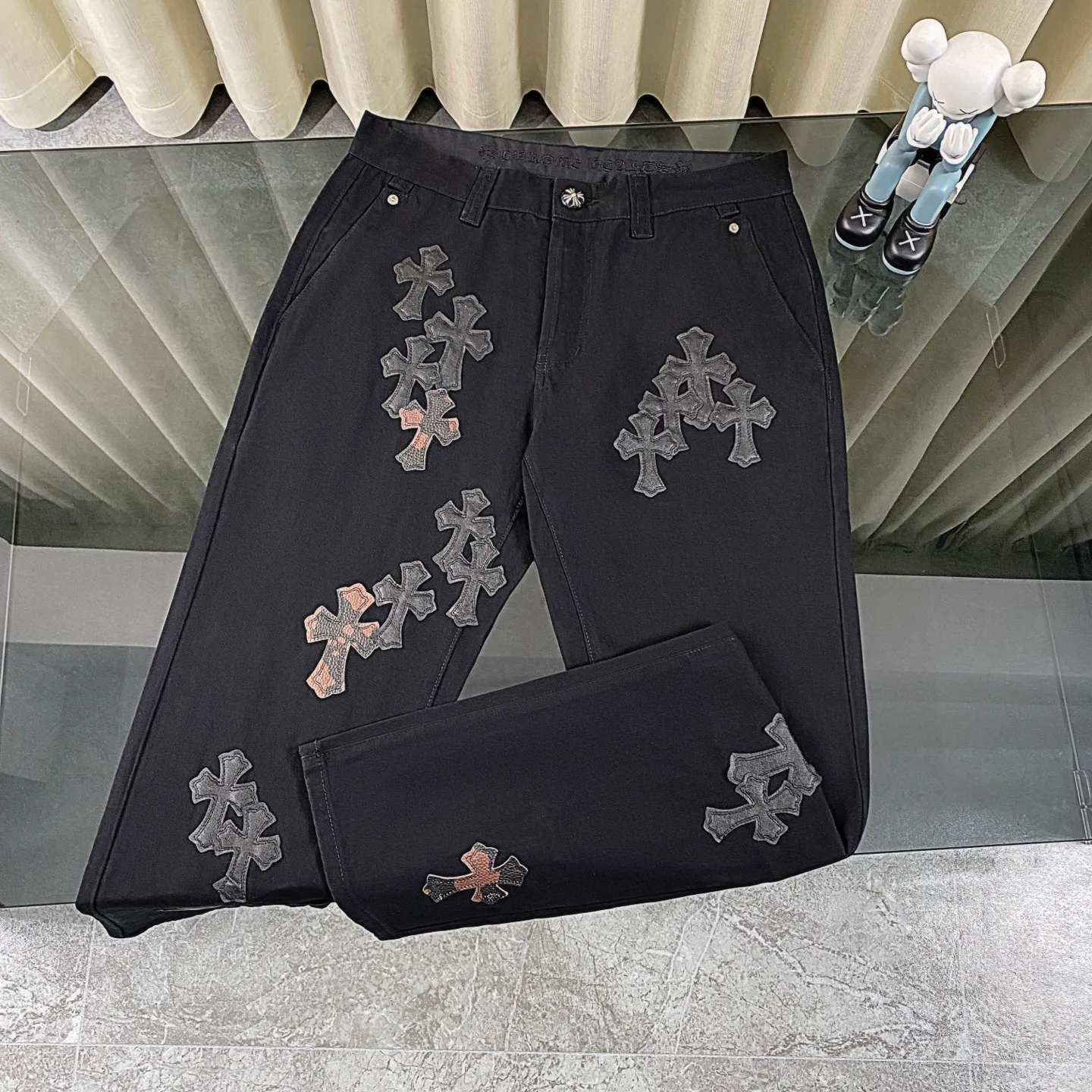 P260 chrome hearts camouflage cross patch leather black jeans vi Top heavy industry fashionable design] Consistent high street luxury style creation. Speaking of this style, the Zangyin family and GU family are definitely the leading representative brands. Especially the Zangyin family has really achieved a state-of-the-art effect in creating high street style. The unique washed material is used to create this style. The color system is quite eye-catching. After it is decorated with patchwork cross flowers, it cleverly highlights the charm of the brand. Secondly, this style uses classic The classic high-waist cutting design highlights the long legs and fashionable temperament of the upper body. The brand is highly recognizable and the slim fit configuration is more suitable for daily wear. It is a product that interprets personality, fashion, and specifications at a glance. This single product is enough to make any fan excited. It can be a white T-shirt for youthful preppy style, or a tight suspender for lady style. It has strong matching ability and can be easily controlled by men.  [Materials and craftsmanship] Needless to say, this point goes without saying. As an excellent craftsman brand, Zangyin’s requirements for details and craftsmanship are really perfect. The washed color of this model has gone through so many processes, not to mention the embellishment of denim appliques. It is also purely hand-made and sewn. Just like what they believe in, only hand-made things have soul and have the meaning of wear. A top-notch heavy-duty fashionable denim item, I look forward to your perfect interpretation! !  Size:28-36